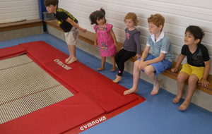 Attendre son tour pour sauter dans le grand trampoline