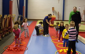 Les pompiers coopèrent pour éteindre le feu