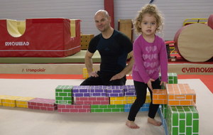 Méline et son papa construisent un château