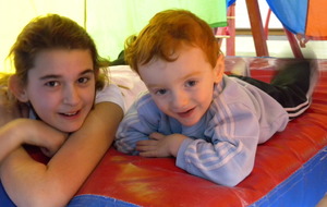 Elise et Adam cachés sous la cabane parachute