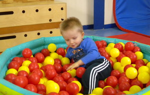 Kylian dans la piscine à balles